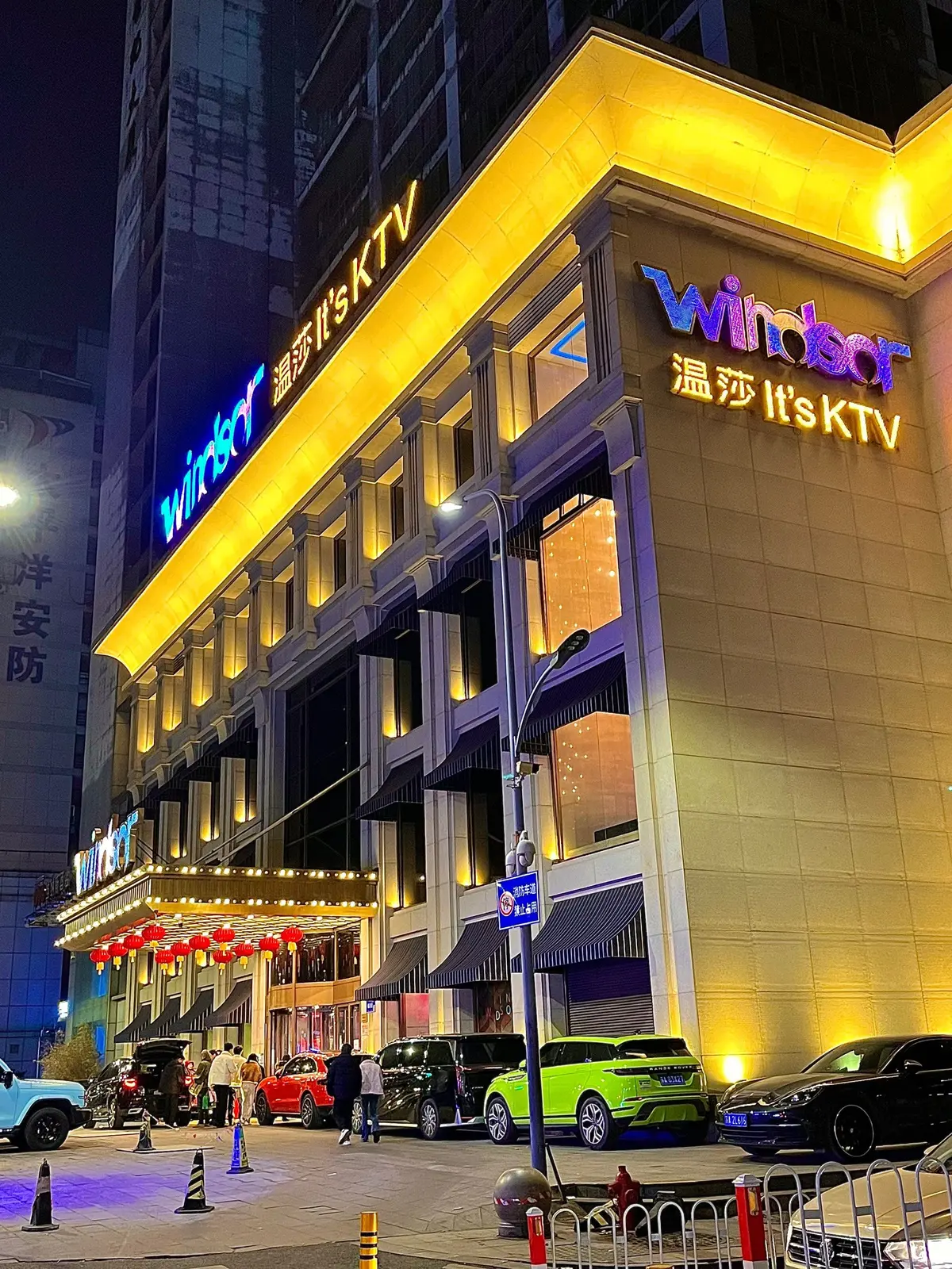免费观看《南京温莎ktv515包间视频》下小雨和下大雨视频，HD高清画质无广告在线播放，南京温莎ktv515包间视频全解析！