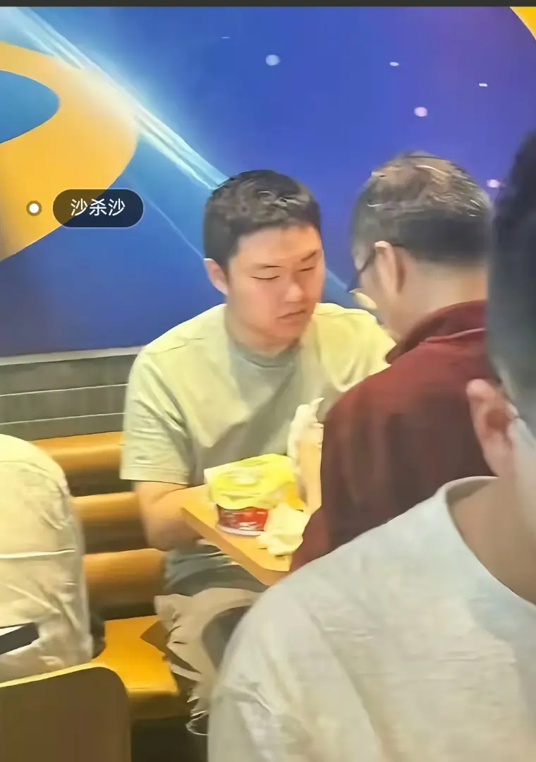 想看《上海第二工业大学沙哥》砸门视频？沙哥本人回应来了，老师请吃汉堡视频也有，全在这里！