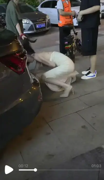 看完喘不过气！《白裙女子被抓头发跳河》原配街头冲突背后真相，意外全程完整还原，免费高清观看