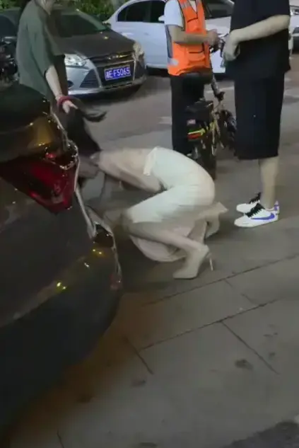 太可怕了！《白衣女子被抓头发跳河》事件，小三被推入深河瞬间尖叫，现场目击者讲述详情，高清无删减免费看！