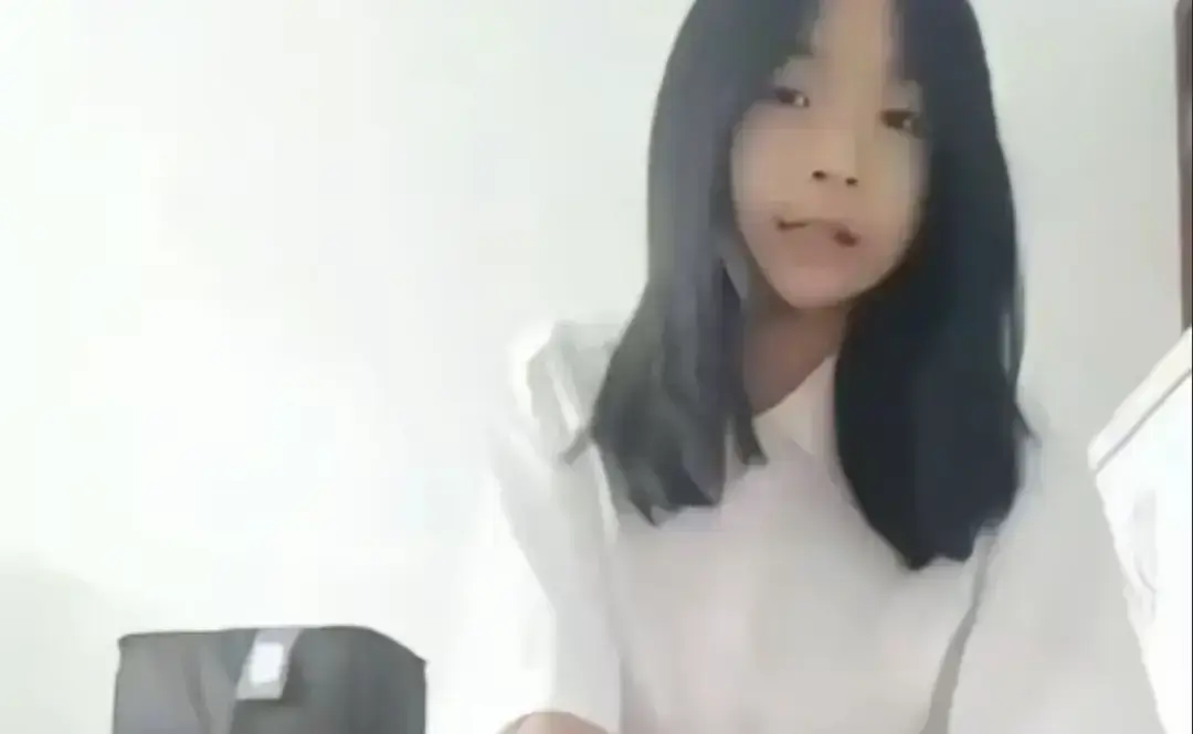 免费看《张婉莹女孩写作业事件》1080P高清无删减版，资源流出家长圈沸腾！张婉莹写作业事件持续发酵
