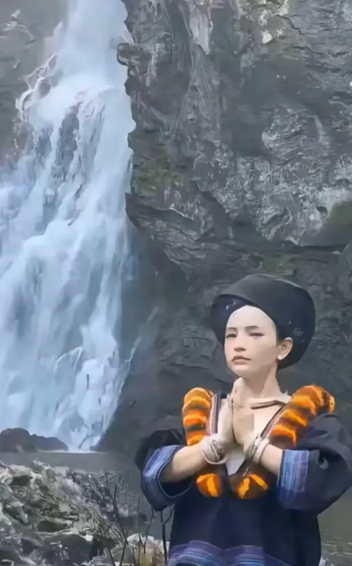 看《苗族不为人知的秘密》，苗族少女山间意境视频太绝，彝族姑娘行礼视频原视频免费获取，HD高清播放