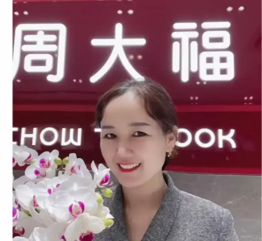 周大福射阳门店一拖三事件现场直击 - 《盐城周大福一拖三事件》完整回顾，高清视频在线观看