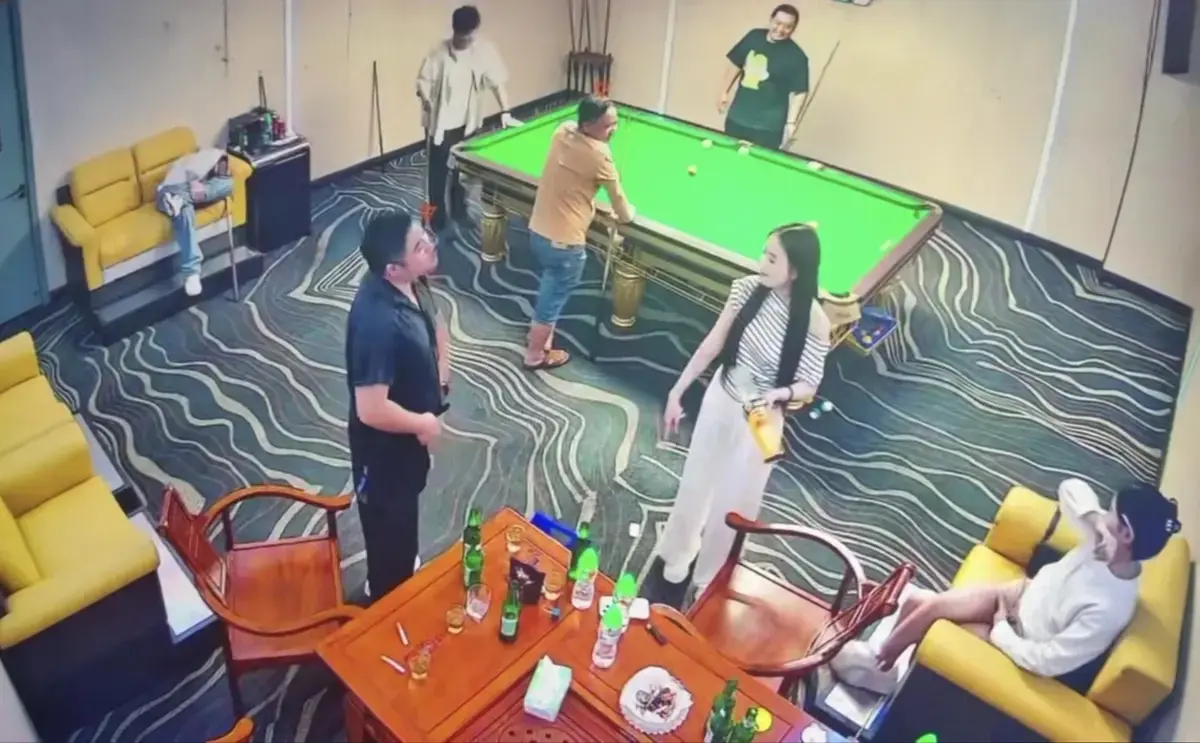 免费看《海口台球厅2V5》男女对战现场监控视频，1080P高清画质，流畅不卡顿，《海口台球厅2V5》全片等你！