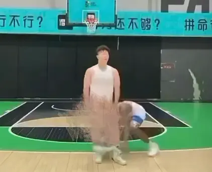 抖音超火《牛教练的裤子》免费看，黑哥偷袭牛教练裤子甩两圈-完整版视频无删减 在线观看《牛教练的裤子》百度云/夸克等网盘资源下载