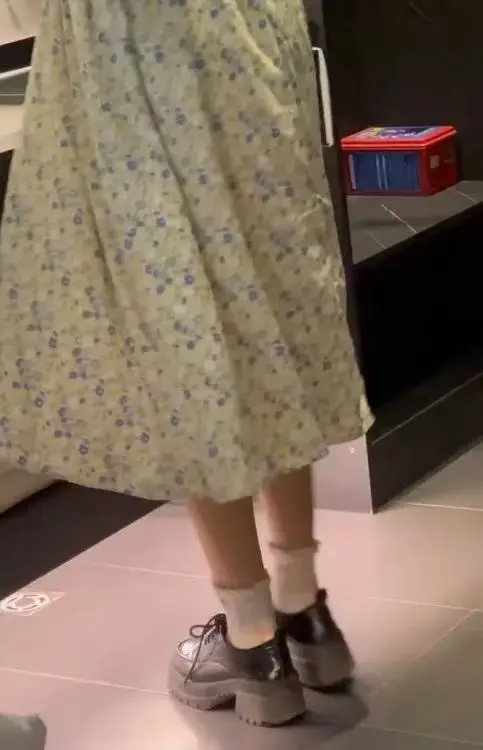 元歌镜头下的《元歌碎花裙合集》，展现清新碎花裙魅力，甜系vlog带你感受日系少女风，132GB大容量收藏版免费下载！