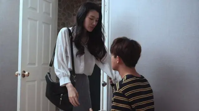 免费观看无删减《丰满的继母》，体验同住不同心的家庭孤独感 - 1080P高清画质播放《丰满的继母》 - 纯净极速不卡顿