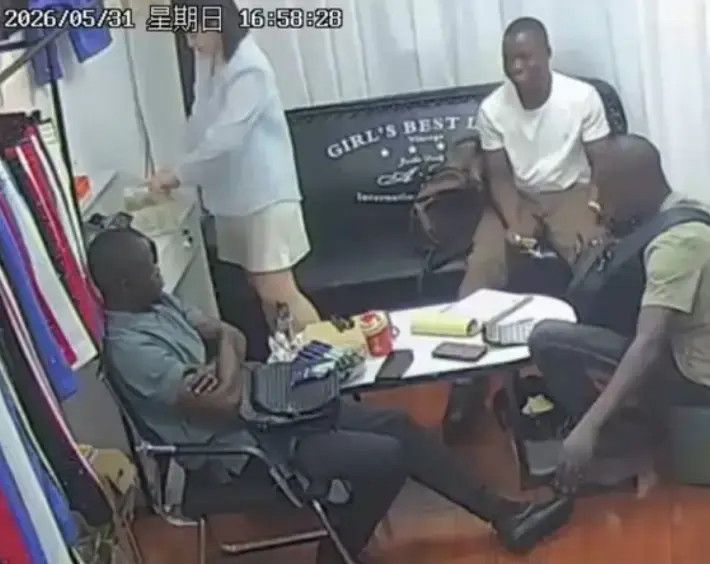 想看2026热门视频？《三个黑人买衣服》高清无广告在线播放，美女老板娘与服装店监控情节超吸睛！
